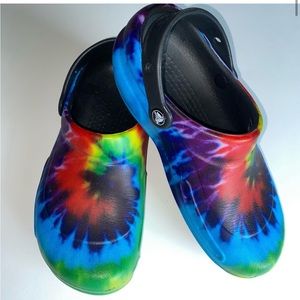 CROCS tie dye “Bistro Graphic Clog” in size Woman’s 8 or Mens 6.